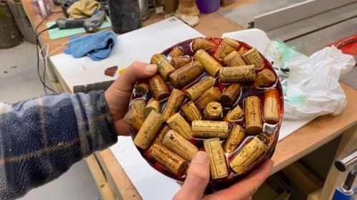 喝過(guò)的紅酒塞不要扔,勾兌上環(huán)氧樹(shù)脂加工,成品還能賣好幾百塊